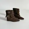 Botas de tornozelo de bico fino e salto baixo estilo coreano para mulheres, coleção outono/inverno 2026, com fivela de cinto e enfeites de rebite, botas de moda versáteis na cor marrom