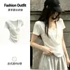 Camiseta blanca de manga corta estilo francés minimalista con cuello en U, imitación de dos piezas, para mujer, top de verano con empalme de encaje, corte ajustado