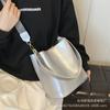 Atacado do Fabricante Bolsa Pequena com Alça Larga para Ombro para Mulheres 2026 Novo Estilo Elegante Bolsa de Ombro Venda Quente Transfronteiriça Bolsa de Ombro Cruzado Simples Estilo Balde