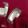 Pulsera de Plata Hecha a Mano del Etnia Dong con Bordado, Estilo Tradicional de la Etnia Miao, Pulsera de Base Ancha con Piezas de Bordado Incrustadas