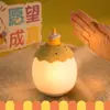 Nueva Luz de Noche de Pastel de la Suerte de Dibujos Animados Recargable por USB Compañero de Sueño para Mesita de Noche Luz Ambiental Doble Uso con Apagado Retardado