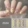 ZE16 refere-se a adesivos de unha estilo europeu e americano com grandes blocos de cor, estampas de leopardo, xadrez, estrelas, listras, e ornamentos para unhas.
