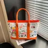 Bolso Cubo Versátil Estilo Cesta Modelo Nuevo 2025 Bolso de Mano Versátil con Graffiti Bolso de Hombro Bolso Cruzado de Nicho para el Día a Día