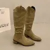 Botas Femininas de Salto Grosso Marrom Retrô Corte em V Empilhadas Meia-Canela Sapatos 2026 Outono/Inverno Bico Fino Botas Longas Estilo Western Cowboy Tendência