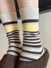 Calcetines de rayas color-blocking para mujer estilo otoño e invierno calcetines de media pantorrilla color café retro con zapatos Birkenstock calcetines holgados de algodón peinado
