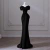 Vestido de Noche Negro de un Solo Hombro con Elegancia de Estilo Banquete, Falda de Cola de Pez de Alta Gama para Mujer, Estilo Hostess de Nicho de Lujo Ligero, Otoño e Invierno de Alta Gama