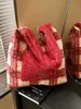 Bolsa de Retazos de Felpa Nueva Otoño e Invierno 2025 Bolso de Hombro a Cuadros Rojo Navideño Bolso Tote Rayado Versátil de Nicho