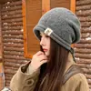 Gorro de punto retro para otoño e invierno para mujer, cálido y protector de orejas, adelgazante, con diseño de letras, versátil y fácil de combinar