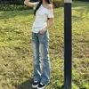 Jeans acampanados de tiro bajo de alta calle americanos para mujer, nuevo estilo de verano con un diseño único para chicas a la moda, corte ajustado, versátiles y elásticos