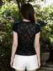 Nueva camiseta de moda de verano para mujer con panel trasero de encaje, cuello redondo, simple, favorecedora, elegante, hombro normal, top de manga corta