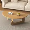 Nueva mesa de centro de madera maciza para espacios pequeños, mesa de centro triangular de forma especial de alta gama, lujo ligero, estilo japonés moderno simple para uso en la sala de estar
