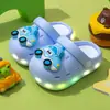 Nuevos y lindos zuecos de dibujos animados de helicóptero con suelas suaves e luces para niños, zapatillas versátiles ligeras de EVA para exteriores