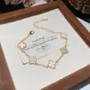 Pulseira geométrica floral oca em formato de diamante de zircônia, um acessório luxuoso e de alta qualidade, uma joia única e estilosa que complementa qualquer look, projetada para mulheres.