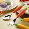 Colher com cabo de cenoura de silicone Garfo conjunto de louça infantil Aço inoxidável 304 Colher para comer Garfo para suplemento alimentar