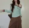 Camiseta Verde Coreana de Hombros Descubiertos para Mujer 2025 Otoño Elegante Casual Efecto Adelgazante en la Cintura Top de Manga Larga con Hombro Asimétrico