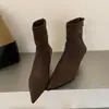 2026 Novas Botas Curtas Slimming Simples de Outono Bico Fino Salto Agulha Fashionáveis Confortáveis para o Dia a Dia Zíper nas Costas Botas Curtas Femininas