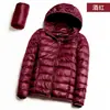 Precio al por mayor 2023 Invierno nuevo chaqueta de plumón ligera para mujer abrigo corto con capucha ultraligero ultrafino ligero moda tendencia