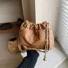 Bolso de hombro casual simple 2023 Nuevo bolso de invierno para mujer bolso tipo cubo con cadena romboidal moda estilo occidental bolso cruzado