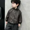 Jaqueta de Couro Casual Moda Estilo Coreano para Meninos Jaqueta Curta Nova para Primavera e Outono Estilo Motociclista Infantil Gola Alta Jaqueta Retro Legal Bonita