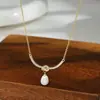 Cadena Elegante para Clavícula con Baño de Oro Real y Circonita Microincrustada para Mujer, Collar de Perla con Lazo Estilo Francés Vintage de Alta Gama al por Mayor