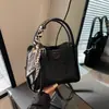 Bolsa de Mão Balde Minimalista de Nicho Feminina Outono 2026 Novo Estilo Versátil Casual de Mão Ombro Transversal