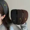 Diadema Clásica Coreana Etiqueta Dorada de Ala Ancha para Mujer 2026 Nuevo Simple Moda Versátil Diadema Ropa Exterior Presionador de Cabello Accesorios para el Cabello