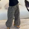 Camiseta negra de manga larga para mujer, nueva colección principios de otoño 2026, cuello redondo, estampado de estrellas y letras, top interior ajustado, combinado con pantalones de estampado de leopardo