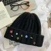 Gorro de lana abotonado de colores estilo coreano para mujer, cálido y protector para los oídos para otoño e invierno, hace que la cara se vea más pequeña, gorro de peluche lindo, sombrero para clima frío