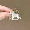 Nova Broche Cavalo de Troia em Formato de Coração com Design Criativo, Broche de Animal Moderno e Estiloso para Decoração de Casacos e Suéteres