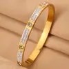 Pulsera Abierta de Alta Gama con Tachuelas de Diamante que No se Desvanecen, Moderna y Versátil, Pulsera de Acero Inoxidable para Mujer en Color Dorado de Lujo Ligero
