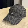 Gorra de béisbol retro americana bordada con letras y estampado de leopardo para mujer, con un ajuste ampliado para hacer que la cabeza se vea más pequeña, gorra de pico para hombre, moderna
