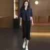 Chaqueta corta de mezclilla de principios de otoño combinada con un conjunto de vestido con tirantes, holgado y elegante, versión coreana, adelgazante y casual para personas menudas.