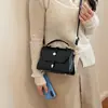 Bolso cuadrado pequeño de alta calidad con textura al por mayor para mujer, nueva colección otoño 2026, bandolera de color liso con retazos, bolso cruzado para el trabajo