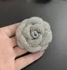 6,6 cm de comprimento alta qualidade hot drilling flor veludo de ovelha couro flor corsage flor de sapato formato de flor base com broche de alta qualidade