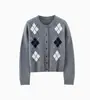 26 Otoño Invierno Nuevo Cárdigan de Punto con Patrón de Diamantes Cuello Redondo Suéter Abrigo con Flor Incrustada 100% Lana Merino Estilo Académico