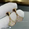Brincos Pequenos de Madrepérola em Formato de Saia de Alta Qualidade Banhados a Ouro Rosé 18K, Design Delicadamente Trabalhado em Formato de Leque com Ágata Vermelha e Cravação Completa em Diamante