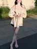 Blusa de Alta Gama Estilo Francés con Cuello de Una Línea y Mangas Abullonadas, Camisa Versátil de Corte Holgado y Manga Tres Cuartos