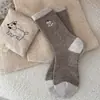 Calcetines de otoño e invierno para mujer, de longitud media hasta la pantorrilla, estilo japonés, con bordado de cachorros lindos, gruesos y cálidos, con textura afelpada y diseño de bloques de color