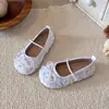 Novo Calçado Infantil Outono 2026 Sapatos de Couro Slip-On para Meninas Pequenas, Sapatos de Princesa com Solas Macias e Acabamento Perolado Brilhante, Sapatos Individuais para Bebês
