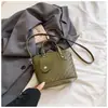 Bolsa feminina super estilosa, novo modelo verão 2026, vibe descontraída, moderna, moda nicho, design único, bolsa de ombro e transversal tipo balde