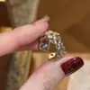 Anel de Dedo Retro Flor de Íris com Laço de Luxo Leve, Design de Nicho, Sensação de Alto Padrão, Anel Empilhável Estiloso e Versátil para Mulheres