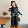 Conjunto de tres piezas estilo coreano transfronterizo para niñas, nuevo atuendo de moda primavera y otoño 2026 para niñas pequeñas, traje elegante para niños pequeños