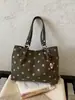 Bolsa de mano transfronteriza con lunares esmerilados para mujer, nuevo estilo 2026, diseño único, ligera, adecuada para ir al trabajo y con gran capacidad