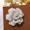 Vibe Fresca e Elegante, Super Delicada Renda com Borda Queimada Camélia DIY Elástico de Cabelo, Acessório de Cabelo, Corda para Rabo de Cavalo, Adorno Floral