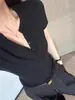 Top de punto de manga corta de alta gama estilo "Old Money" para mujer, corte ajustado, hombro normal, camiseta de color caqui con cuello en V para el verano de 2026, capa interior de seda helada