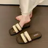 Sandalias tejidas con hebilla metálica y punta cuadrada para mujer 2026 Nuevo estilo de verano Estilo vacacional Sandalias sin cordones de tacón bajo Sandalias perezosas