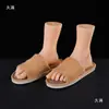 Modelo de Pie Femenino Color de Piel Esmalte Zapatos Planos Suela Cinco Dedos Calcetines Pantuflas Sandalias Exhibición Modelo de Pie Pie Suave Transmisión en Vivo Modelo de Pie