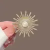 Broche de Girasol Elegante de Gama Alta Estilo 2026 con Adornos Completos de Diamante y Perla, Broche Versátil para Traje