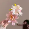 Acessório de cabelo de flor artificial etéreo estilo férias à beira-mar para ambiente de foto deslumbrante, presilha de tubarão para cabelo meio preso