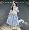 Conjunto Informal de Falda con Lazo Estilo Academia Otoñal para Niñas Conjunto de Tres Piezas de Moda 2026 Nuevo para Niña